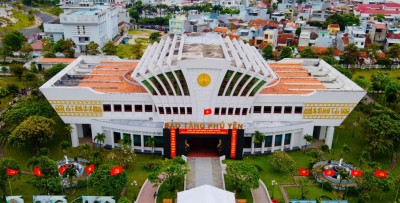 Kiến trúc tòa nhà Bảo tàng tỉnh được thiết kế dựa trên hình tượng chiếc thuyền. Ảnh: LÊ THANH LIÊM