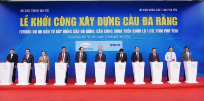 Thủ tướng Chính phủ Nguyễn Xuân Phúc, lãnh đạo Trung ương và tỉnh Phú Yên ấn nút khởi công xây dựng cầu Đà Rằng - Ảnh: DƯƠNG THANH XUÂN