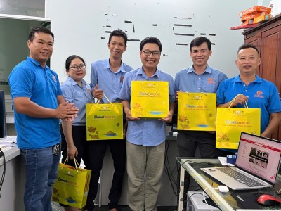 Tặng quà trung thu cho nhân viên